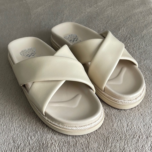 ❌SOLD❌ VINCE CAMUTO Slides Sandals - Picture 1 of 5
